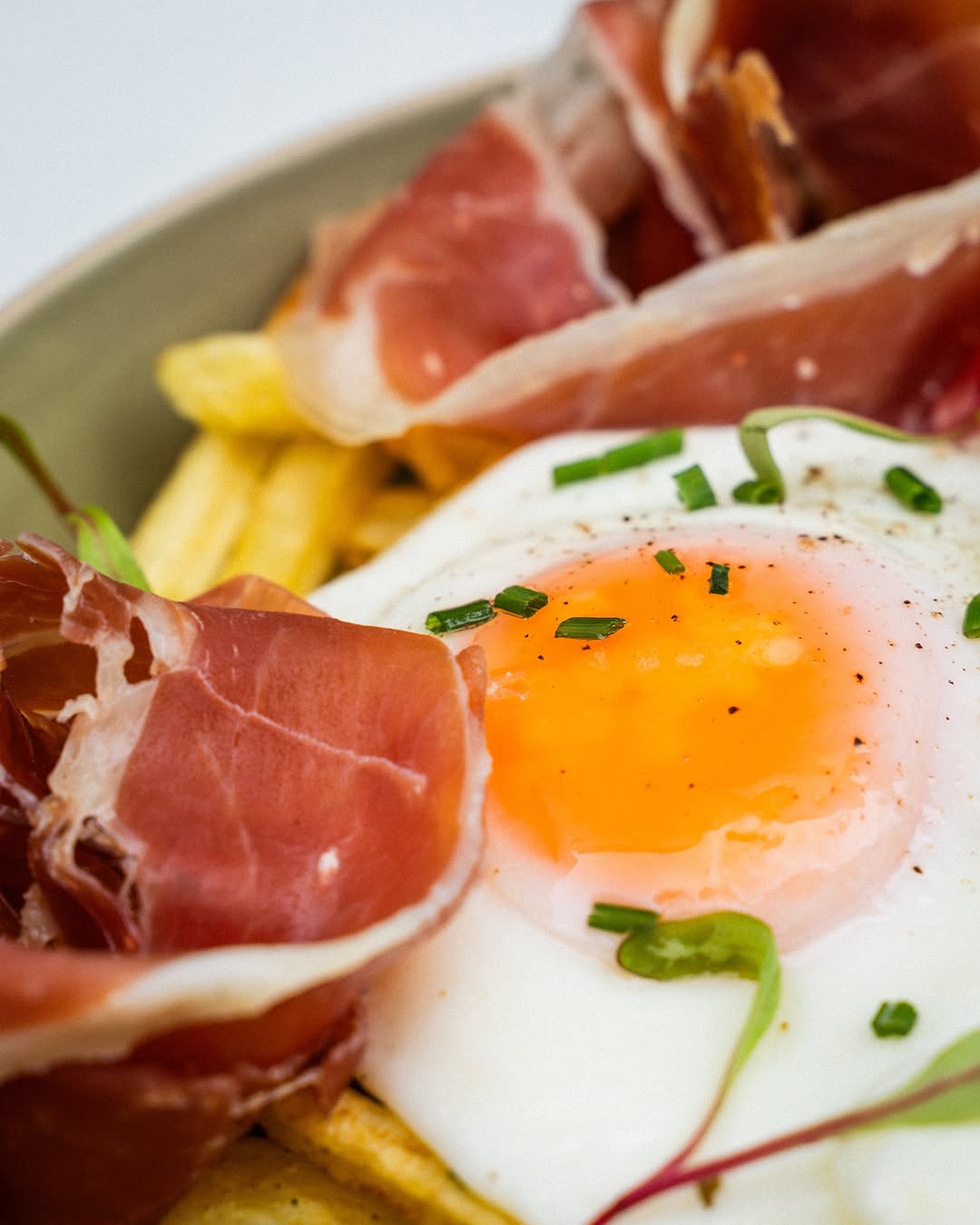 Tomato, cheese, prosciutto and green apple
